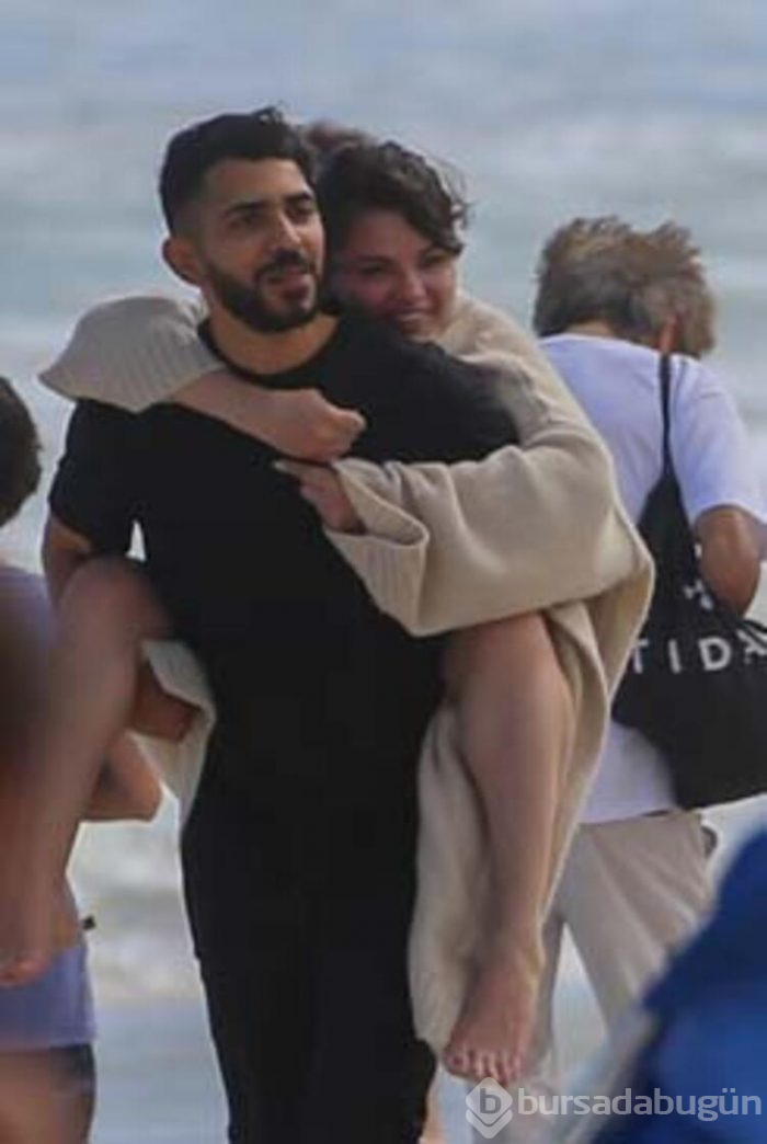 Selena Gomez'i böyle götürdüler!