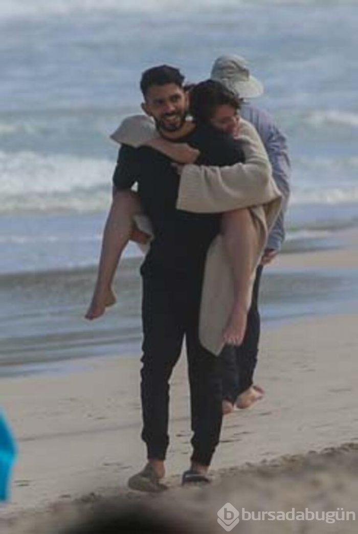 Selena Gomez'i böyle götürdüler!
