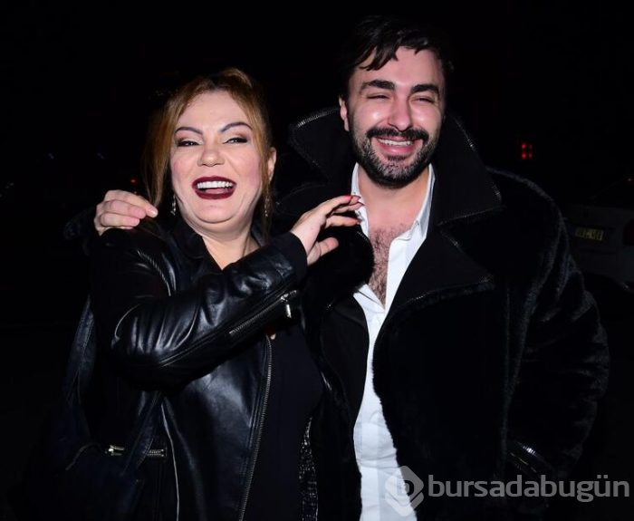 Meraklı bakışlara aldırış etmediler!