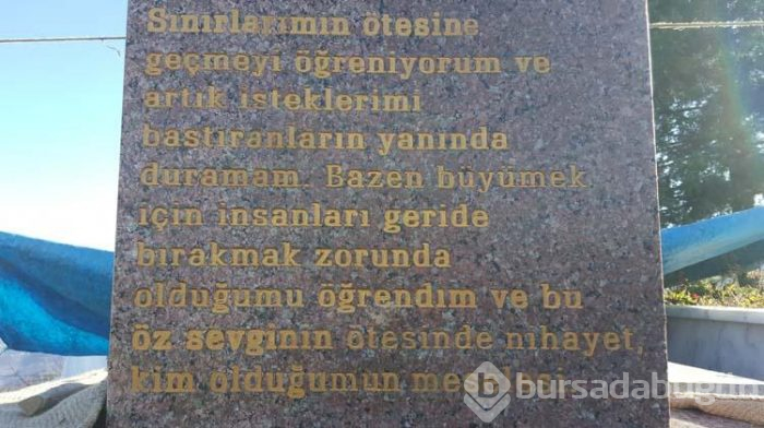 Mezar taşında dikkat çeken yazı