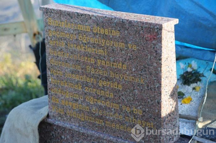 Mezar taşında dikkat çeken yazı