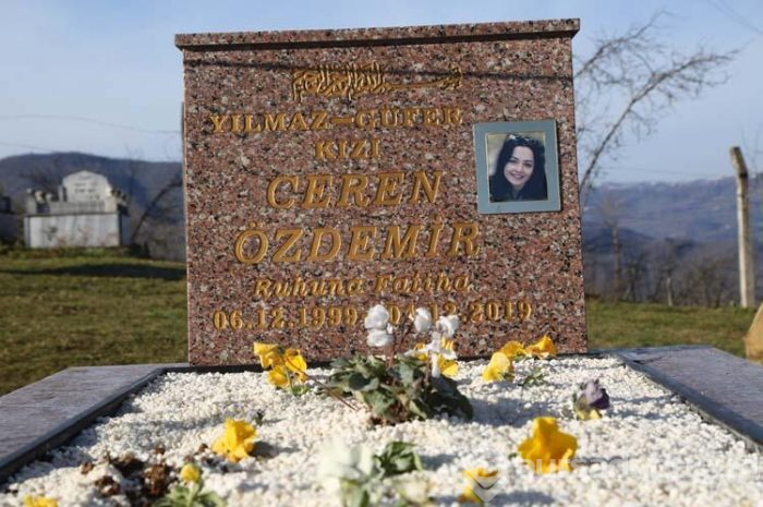 Mezar taşında dikkat çeken yazı