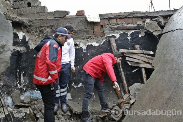 Diyarbakır'da metruk yapı çöktü
