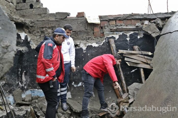 Diyarbakır'da metruk yapı çöktü