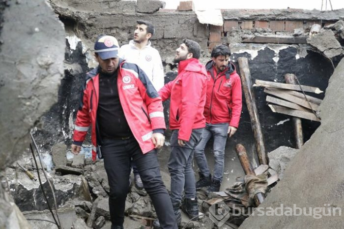 Diyarbakır'da metruk yapı çöktü