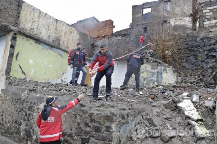 Diyarbakır'da metruk yapı çöktü