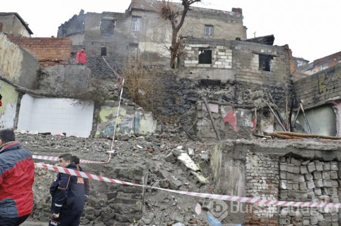 Diyarbakır'da metruk yapı çöktü
