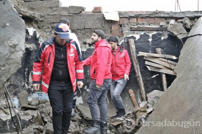 Diyarbakır'da metruk yapı çöktü