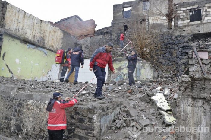 Diyarbakır'da metruk yapı çöktü