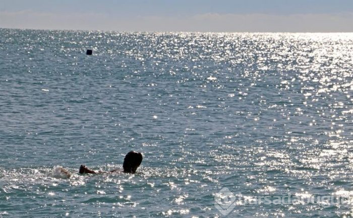 Antalya'da vatandaşlar ısınmak için denize girdi