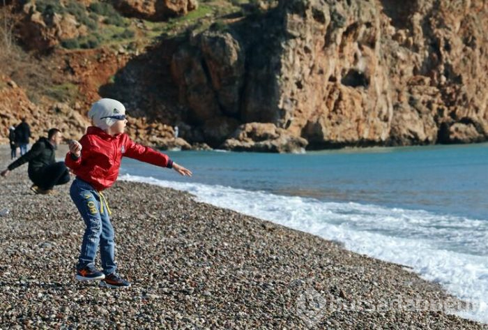 Antalya'da vatandaşlar ısınmak için denize girdi