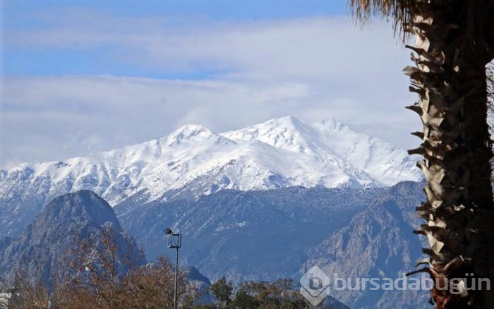 Antalya'da vatandaşlar ısınmak için denize girdi
