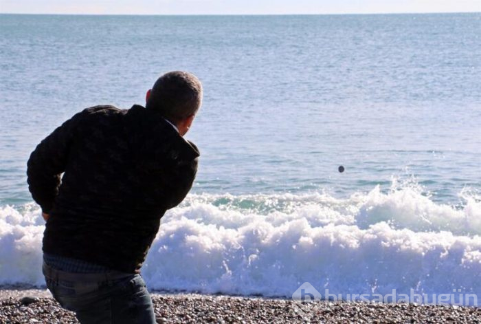 Antalya'da vatandaşlar ısınmak için denize girdi