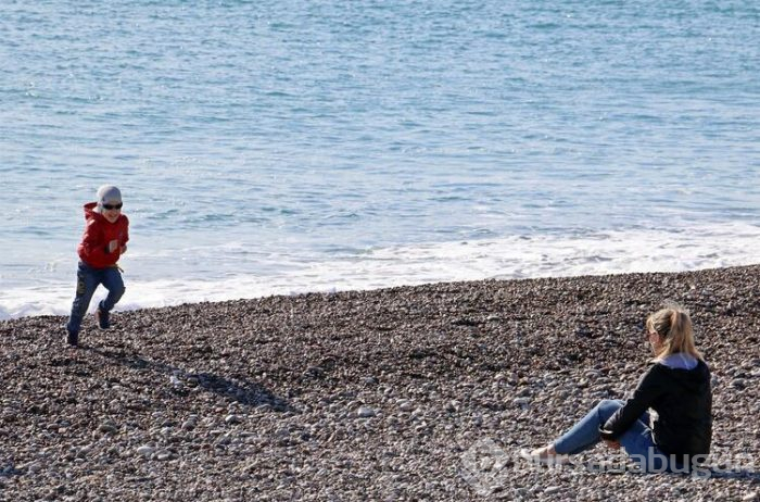 Antalya'da vatandaşlar ısınmak için denize girdi