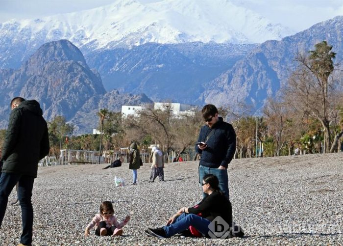Antalya'da vatandaşlar ısınmak için denize girdi