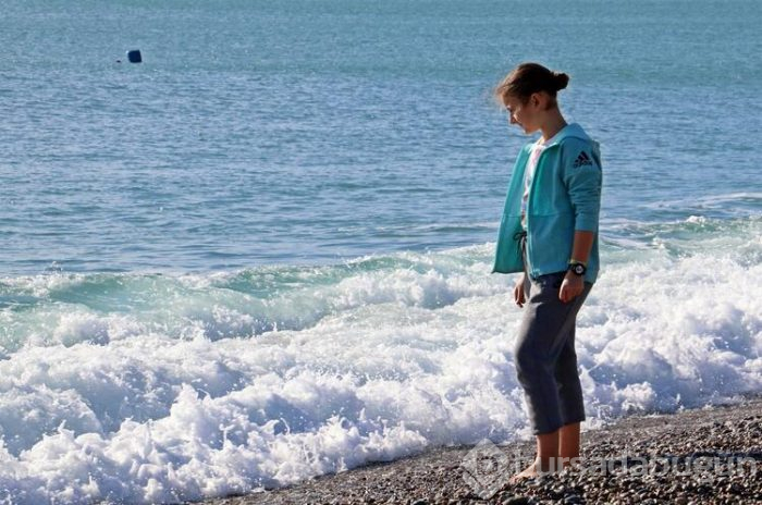 Antalya'da vatandaşlar ısınmak için denize girdi