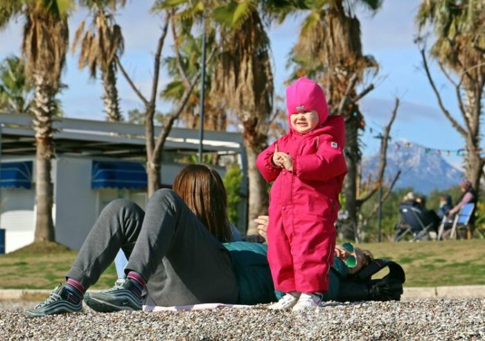 Antalya'da vatandaşlar ısınmak için denize girdi