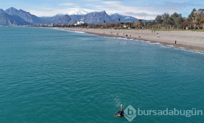 Antalya'da vatandaşlar ısınmak için denize girdi