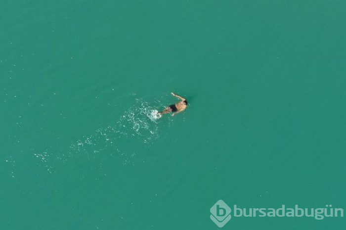 Antalya'da vatandaşlar ısınmak için denize girdi