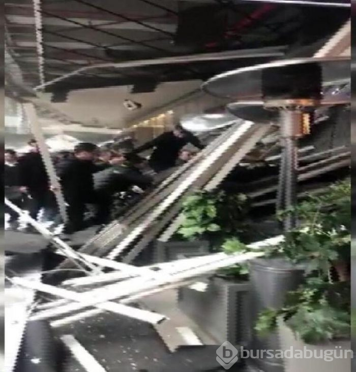 İstanbul'da bir AVM'de kafenin çatısı çöktü