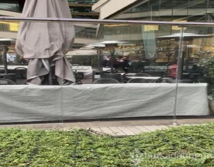 İstanbul'da bir AVM'de kafenin çatısı çöktü