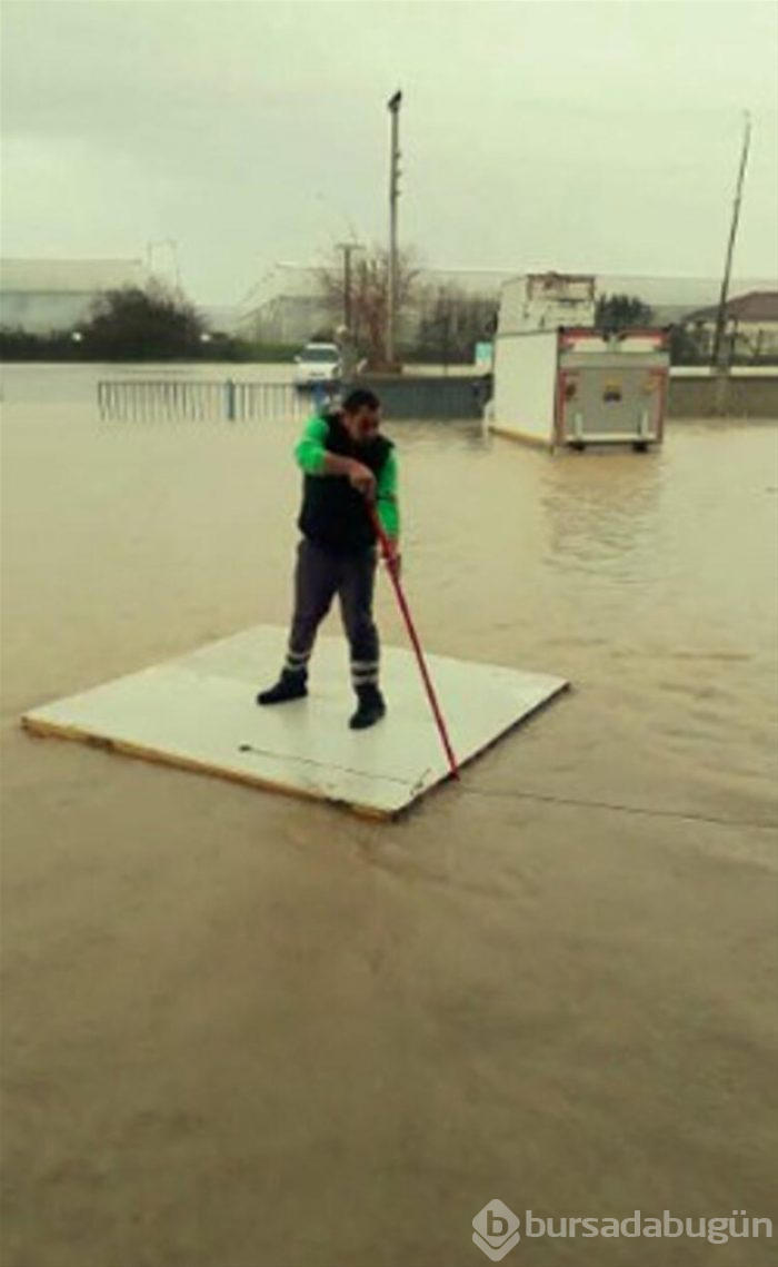 İşe gitmek için sal yaptılar!