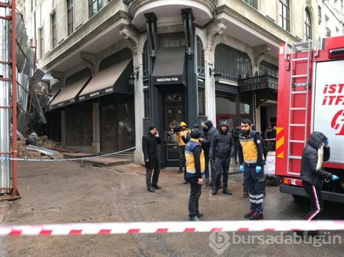 İstanbul'da bina çöktü!