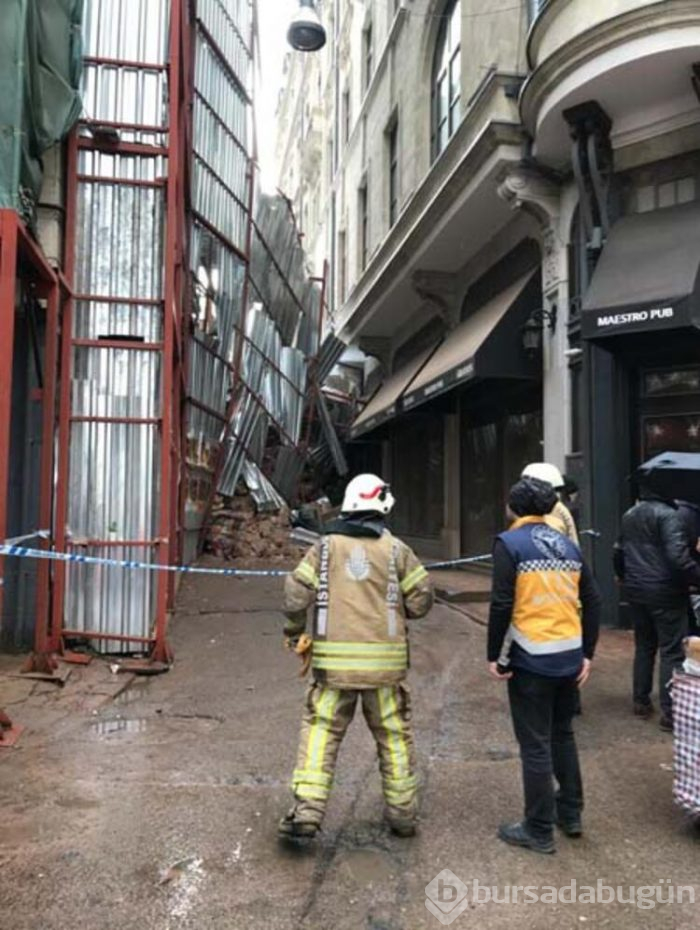 İstanbul'da bina çöktü!