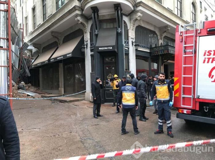 İstanbul'da bina çöktü!