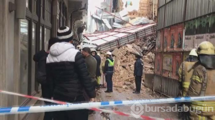 İstanbul'da bina çöktü!