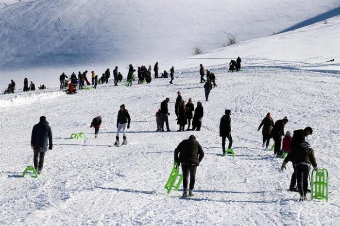 Göl manzaralı kayak merkezi