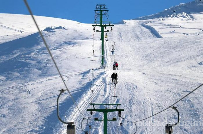 Göl manzaralı kayak merkezi