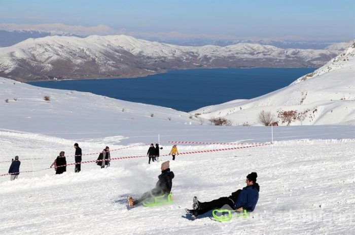 Göl manzaralı kayak merkezi