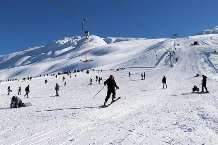 Göl manzaralı kayak merkezi