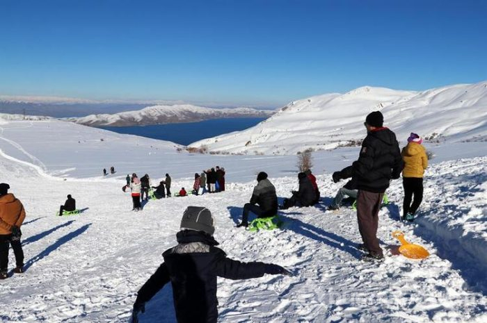 Göl manzaralı kayak merkezi