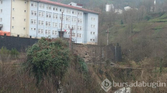 Tahliye edilen riskli okulun istinat duvarı çöktü