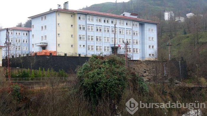 Tahliye edilen riskli okulun istinat duvarı çöktü