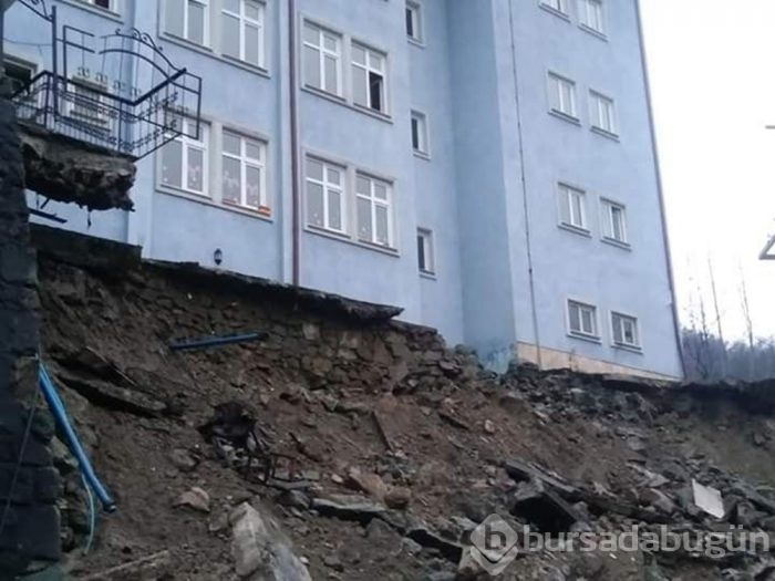 Tahliye edilen riskli okulun istinat duvarı çöktü
