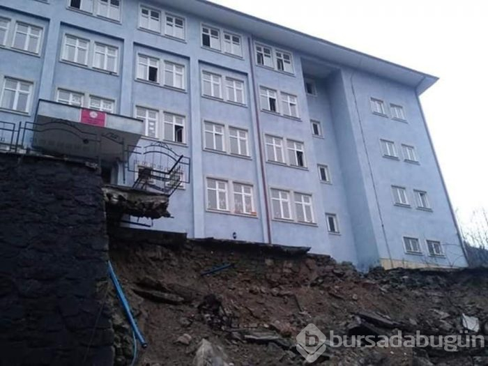 Tahliye edilen riskli okulun istinat duvarı çöktü