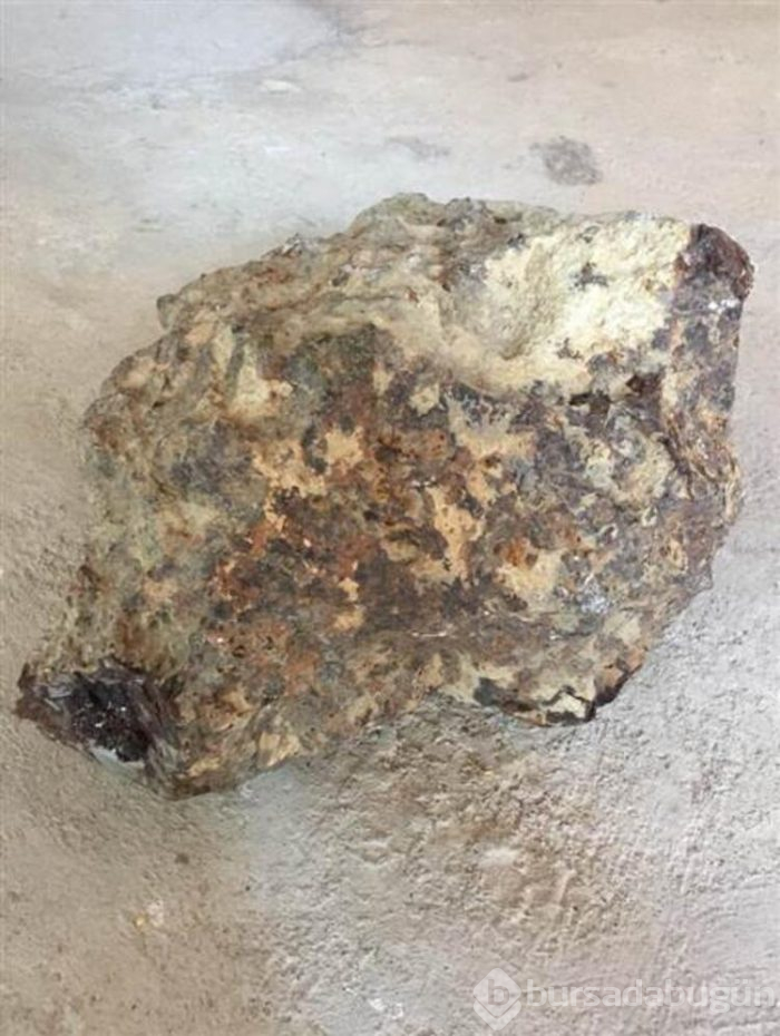 Tarlasında bulduğu gök taşını bakın ne yaptı!
