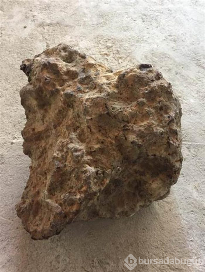 Tarlasında bulduğu gök taşını bakın ne yaptı!