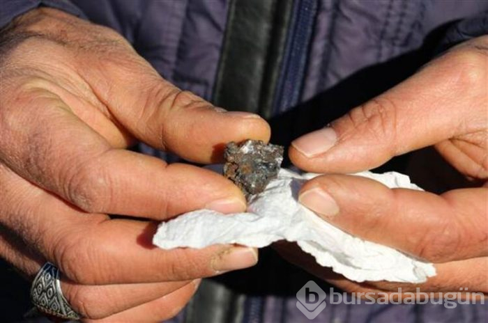 Tarlasında bulduğu gök taşını bakın ne yaptı!