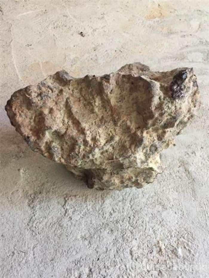 Tarlasında bulduğu gök taşını bakın ne yaptı!