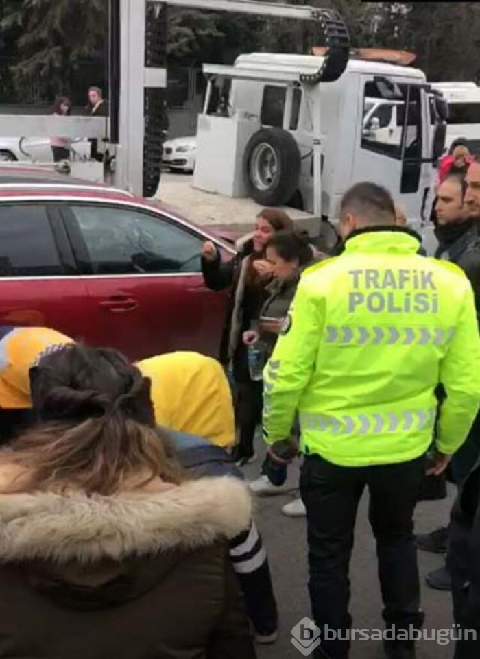 Çekicinin kaldırdığı araçtan düştü!
