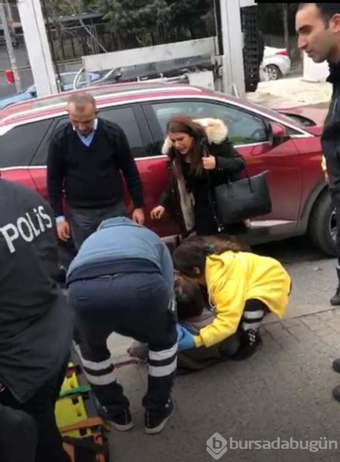 Çekicinin kaldırdığı araçtan düştü!