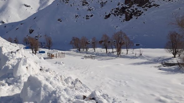 3 bin rakımlı yayla beyazlar içinde kaldı