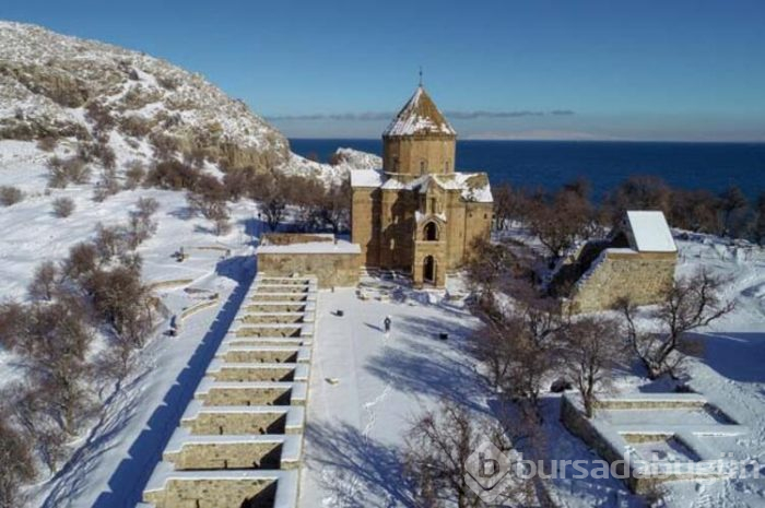 Akdamar adası beyaza büründü