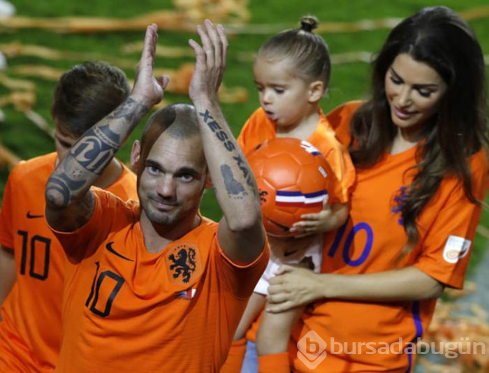 Sneijder'in ihaneti! 24 yaşındaki popçuyla...
