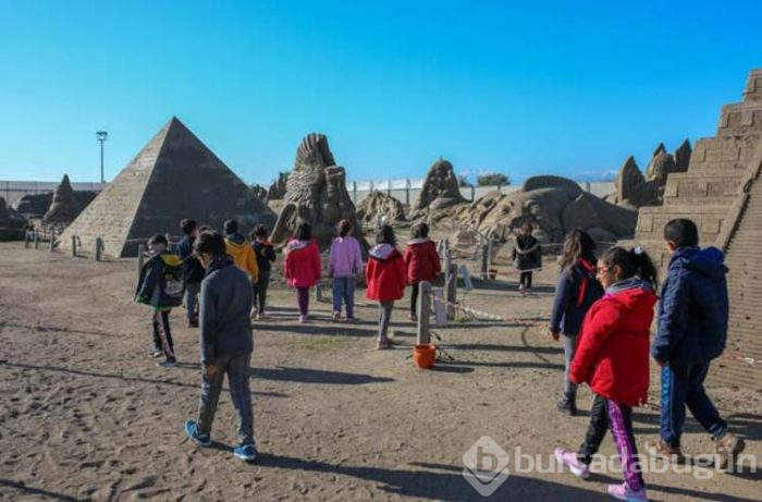 Antalya'da kumdan heykellere yoğun ilgi 