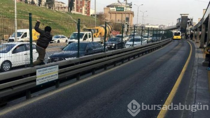 Metrobüs durağında şok görüntüler!